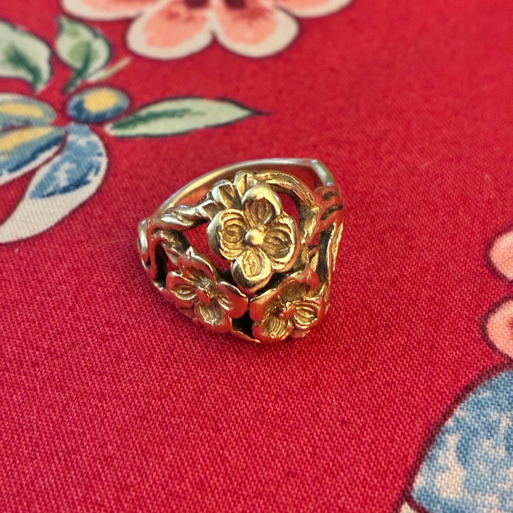 Very rare retired James Avery triple dogwood ring, 14k gold